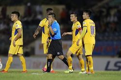 CĐV SLNA đòi thay trưởng Ban Trọng tài