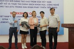 Hai học sinh Việt sáng chế chiếc mũ bảo hộ độc đáo chống dịch Covid-19