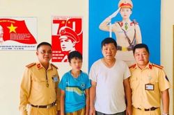 Tìm người nhà cho bé trai đi lạc ở Hà Nội