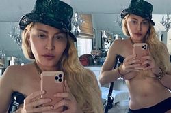 Ngực trần selfie trước gương ở tuổi U65, Madonna hứng 'gạch đá' từ dân mạng