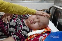 Bé Thành Nhân bị u não vẫn rất cần được bạn đọc ủng hộ