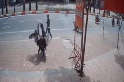 Clip: Quay đầu xe chạy trốn cảnh sát trật tự, hai nam thanh niên nhận lại cái kết 'cực nhọ'