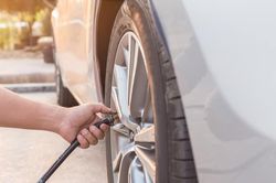 Rạch lốp xe của 1.000 phụ nữ rồi vờ giúp để làm quen, người đàn ông bị bắt