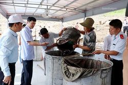 Thả cá giống tái tạo nguồn lợi thủy sản tại Mường La