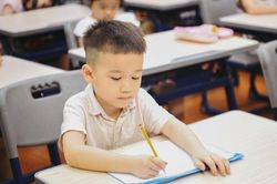 Tuyển sinh lớp 1: Phụ huynh lo lớp học đông, các trường Hà Nội nỗ lực giảm tải
