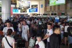 Hành khách vật vã tại 2 sân bay lớn nhất cả nước do chậm chuyến, hủy chuyến