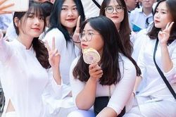Nữ sinh lớp 12 Thủ đô nghẹn ngào khóc trong ngày chia tay mái trường