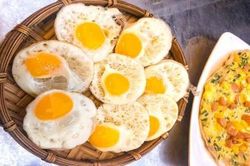 Dọc đường ăn dặm: Bánh căn Đà Lạt ngon trứ danh và thiên đường dâu đang chờ bạn!