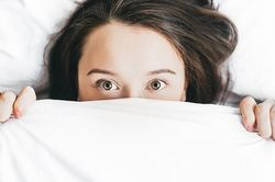 Bí kíp tút tát nhan sắc, xóa dấu vết và cấp tốc lấy lại mắt đẹp cho hội 'cú đêm'