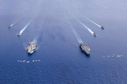 Đội hình hùng hậu hộ tống 2 tàu sân bay Mỹ trên Biển Đông