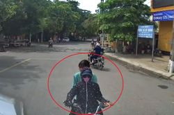 Hai cô gái đi xe đạp điện đi sai làn đối đầu thi gan với xe container