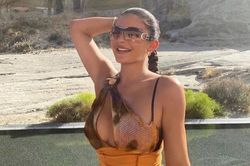 Kylie Jenner bị tố kỳ thị người da màu khi mặc đồ không gắn tên hãng