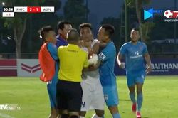 Thầy, trò đều đáng trách sau sự cố HLV bóp cổ cầu thủ