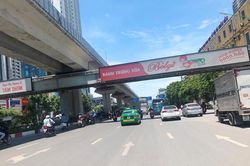 Cận cảnh loạt biển quảng cáo cầu vượt ở Hà Nội 'chống lệnh' tháo dỡ