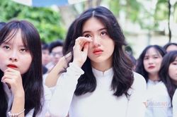 Học trò bật khóc trong vòng tay thầy cô ngày chia tay