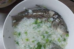 Chồng vào bếp trổ tài nấu 'cháo cá nguyên con', vợ nhìn thành phẩm mà đành... 'câm nín'