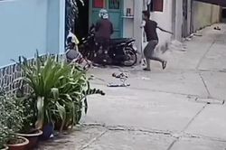 Clip: Nam thanh niên đánh cha mẹ già trước cửa nhà gây phẫn nộ