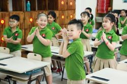 Trường tư vào học sớm: Cô và mẹ thì sướng rồi, có ai nghĩ tới nỗi khổ các con