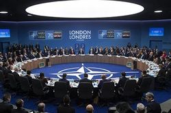 NATO 'vạch áo cho người xem lưng'