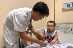 Kiêng tắm khi trẻ ốm - tưởng tốt hóa ra rất nguy hại