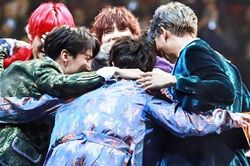 BTS: Mỗi lần ôm nhau các chàng trai còn muốn có cả ARMY, vì sao?