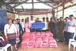 Việt Nam hỗ trợ gạo cho người dân Bắc Lào