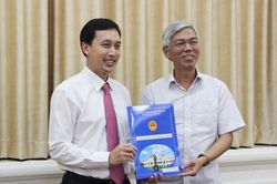 Phê chuẩn kết quả bầu Chủ tịch UBND quận 10