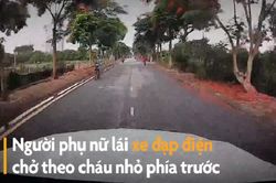 Chuyển hướng không quan sát, xe điện suýt bị ôtô 'húc đít'