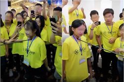 Học viên 'khóa học làm giàu' chọc gậy vào yết hầu, gây xôn xao