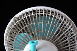 Cách đơn giản là sạch quạt không phải tháo lồng, không cần cọ rửa bằng nước
