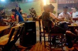 Hát Karaoke bằng loa kẹo kéo: Không dễ nói cấm là cấm