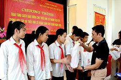 Tặng SGK cho học sinh hoàn cảnh khó khăn