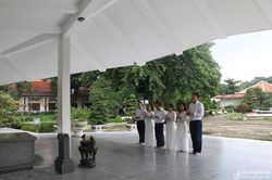 Báo Nghệ An dâng hoa, dâng hương tại Khu Di tích cụ Phó bảng Nguyễn Sinh Sắc