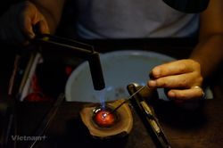Người lưu giữ nghề chạm bạc truyền thống giữa lòng Hà Nội