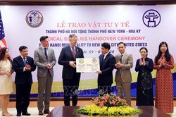 Hà Nội trao tặng thành phố New York 2 tấn khẩu trang