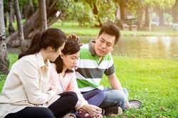 Cha mẹ không nên làm lá chắn suốt cuộc đời con!