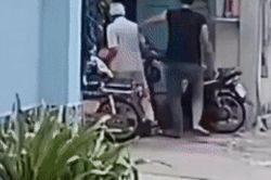 Clip: Phẫn nộ nam thanh niên thản nhiên đánh cha mẹ trước cửa nhà