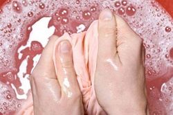 Áo trắng chuyển màu 'cháo lòng' đừng vứt đi, cho sữa vào ngâm trắng tinh như mới