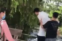 Clip: Tranh cãi cảnh nhóm học sinh nam hùa nhau ném bạn nữ xuống hồ nước ho sặc sụa