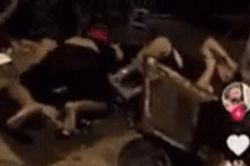 Nam thanh niên không tỉnh táo nằm vạ vật, tay chân khua múa giữa đống ngổn ngang gây xôn xao