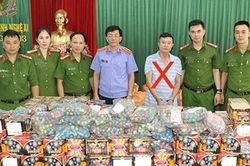 Bắt đối tượng mua bán hơn nửa tấn pháo nổ