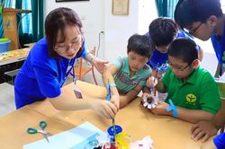 Cùng trẻ em thiểu năng trí tuệ phân loại rác thải