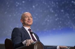 Giàu có vượt Warren Buffett, Elon Musk sẽ trở thành Jeff Bezos thứ 2?