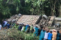 Kon Tum: Xe khách lao xuống vực, 5 người chết, 33 người bị thương