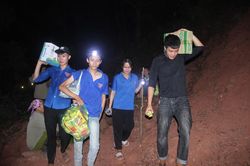 Lên dốc vượt núi tiếp tế lương thực cho lực lượng dập lửa cứu rừng