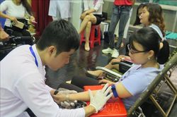 Giọt hồng chung sức vì biển, đảo quê hương