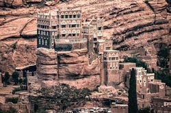 Cung điện 100 năm tuổi xây trên cột đá thẳng đứng ở Yemen