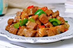 Cuối tuần mẹ làm thịt bò lúc lắc cả nhà ăn hết bát cơm này đến bát khác