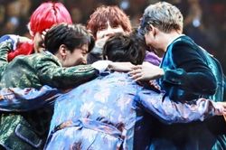 Muốn biết các thành viên BTS thân thiết ra sao, chỉ cần nhìn cách họ ôm nhau là đủ