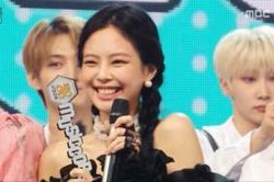 Fan BLACKPINK & RED VELVET được dịp xôn xao: Jennie mặc kệ màn encore, 'lật đật' chạy vào phía cánh gà chỉ để ôm chặt Irene